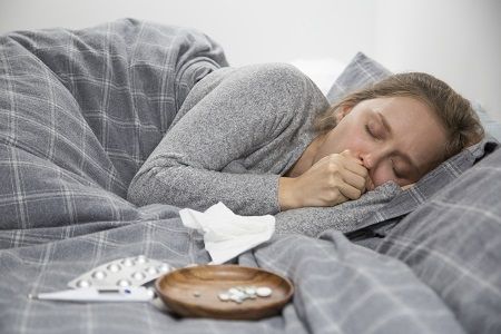una mujer en la cama representa la hipocondría